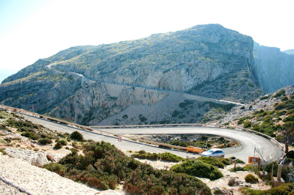 Die Serra de Tramuntana über dem Meer bei Formentor